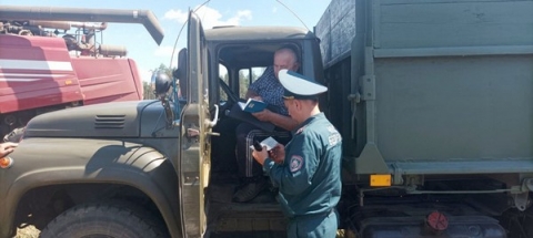Спасатели проводят профилактические мероприятия для предотвращения пожаров в поле