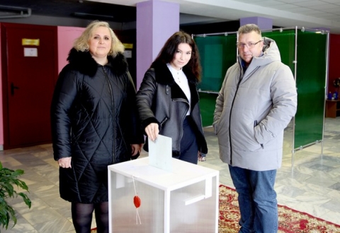 Председатель Климовичского районного Совета депутатов Наталья Асмоловская голосовала с семьей на Восточном участке № 4